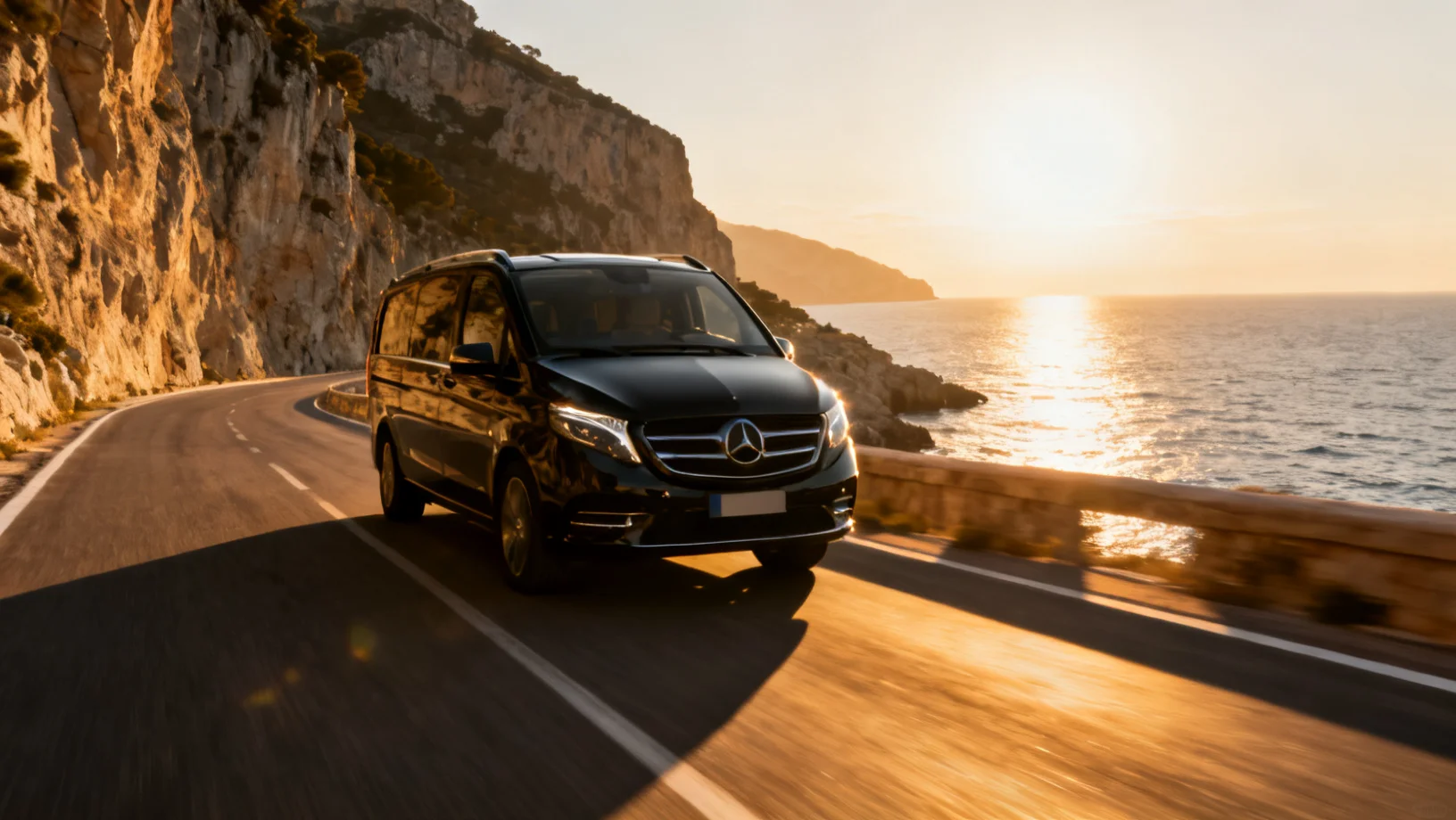 Van sur une route côtière au coucher du soleil